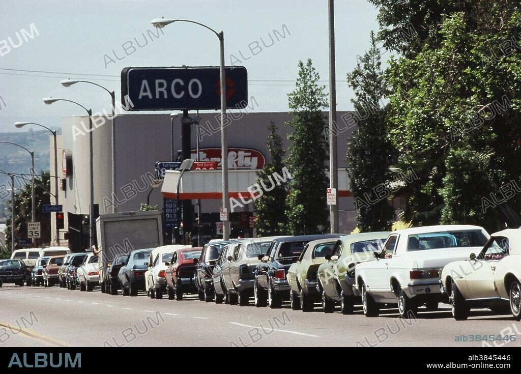 Line of cars at a Los Angeles gas station, during the gas shortage of 1979.