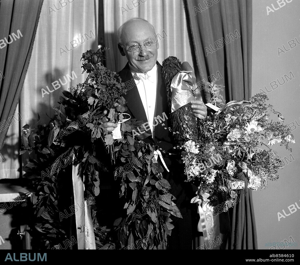 ARKIV 1939. Hugo Alfvén (1872-1960), kompositör och dirigent med blommor efter en konsert med Orphei Drängar som han var populär ledare för.. Hugo Alfvén, swedisch composer.. Foto. Scanpix Historical/1900. Scanpix Sweden.