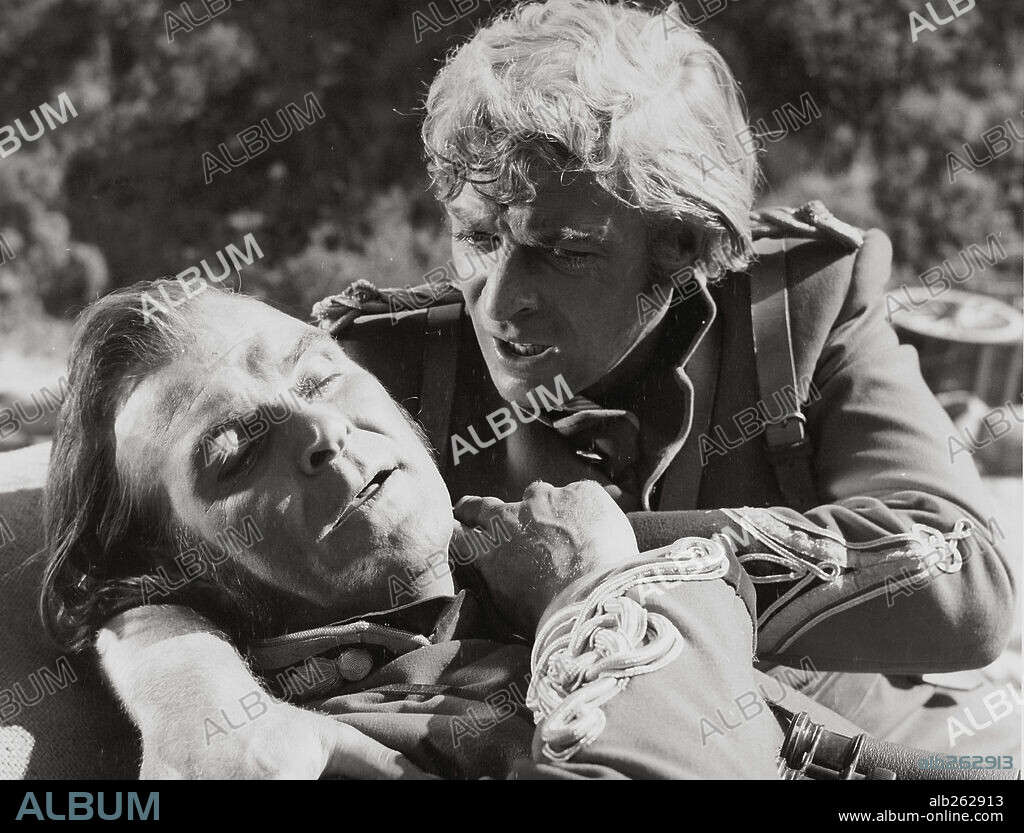 MICHAEL CAINE and STANLEY BAKER in ZULU, 1964, directed by CY ENDFIELD. Copyright PARAMOUNT PICTURES.