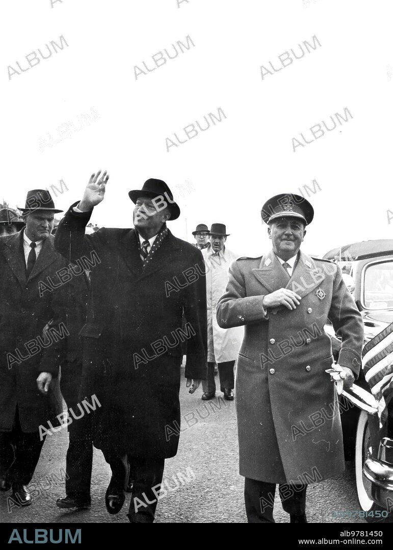 Torrejón de Ardoz (Madrid), 21/12/1959. Ike Eisenhower, entonces presidente de Estados Unidos, llegaba a Madrid para una corta visita a nuestro país. Franco le recibió en el aeropuerto de la base conjunta de Torrejón de Ardoz, al pie de la escalerilla del avión, para darle la bienvenida. Su visita suponía de hecho la aceptación internacional de su régimen.