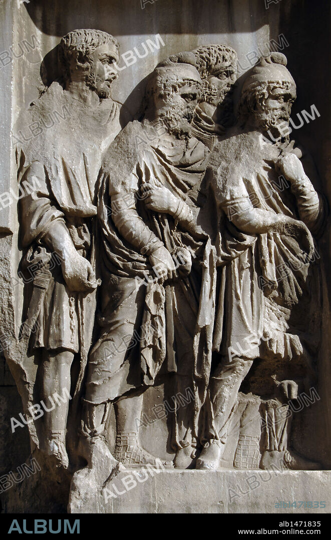 ARTE ROMANO. ITALIA. ARCO DE SEPTIMIO SEVERO. Erigido en el 203 a. C. en honor a este emperador y a sus hijos Caracalla y Geta, por sus victorias frente a los Partos. Detalle de un RELIEVE. FORO ROMANO. ROMA.