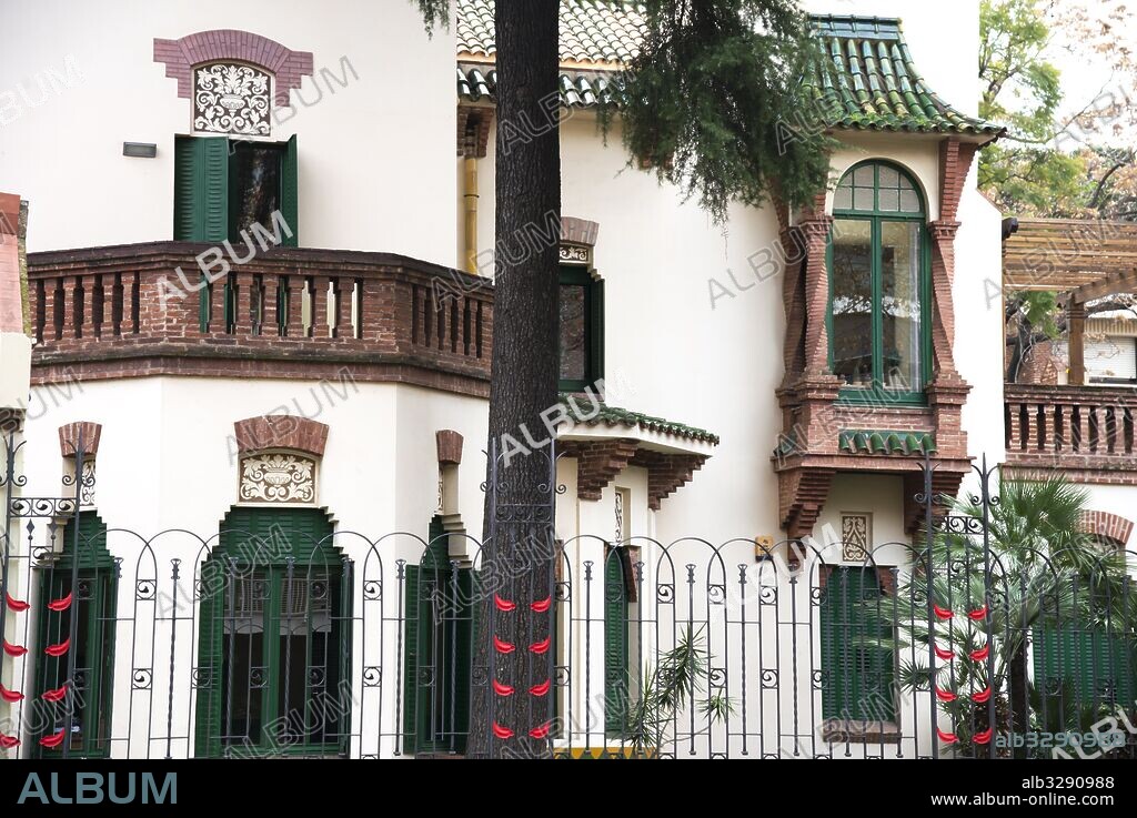 JOSEP PUIG I CADAFALCH. Casa Muley Afid, 1914. Fachada principal. Uso del ladrillo como elemento decorativo. Tejas vidriadas de color verde y los plafones esgrafiados encima de las ventanas. Tribuna decorada con columnas salomónicas de ladrillo. Modernismo. Barcelona.