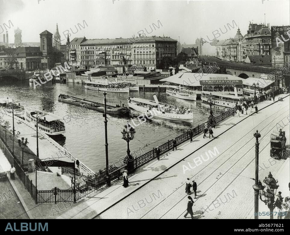 Berlin-Mitte, Jannowitzbrücke (1822 über der Spree errichtet, um 1885 Neubau). Dampferanlegestelle an der Jannowitzbrücke. Foto, 1906.