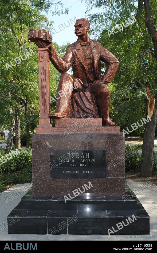 UCRANIA. REPUBLICA AUTONOMA DE CRIMEA. YEVPATORIYA (EUPATORIA). Monumento dedicado a DUVAN SEMEN EZRA (1870-1957). Construyó Bibliotecas, teatros y centros médicos.