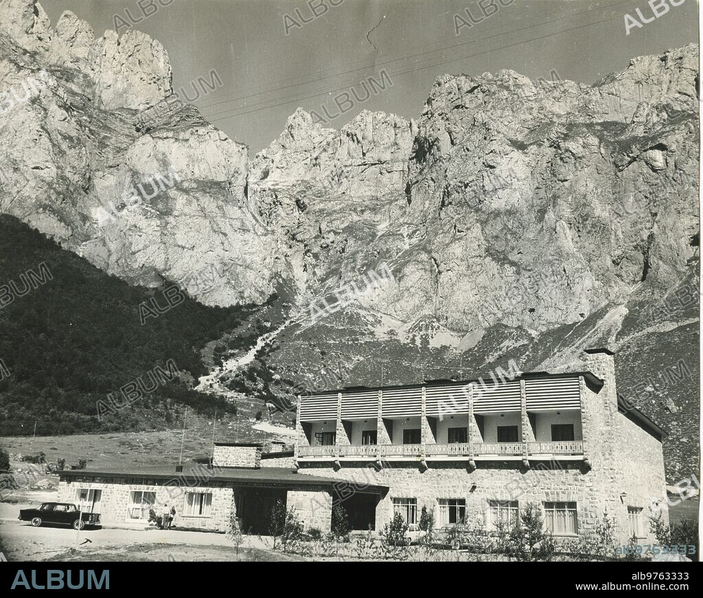 Fuente Dé (Cantabria), 1966. Vista del  Parador Nacional, muy próximo al nacimiento del río Deva.