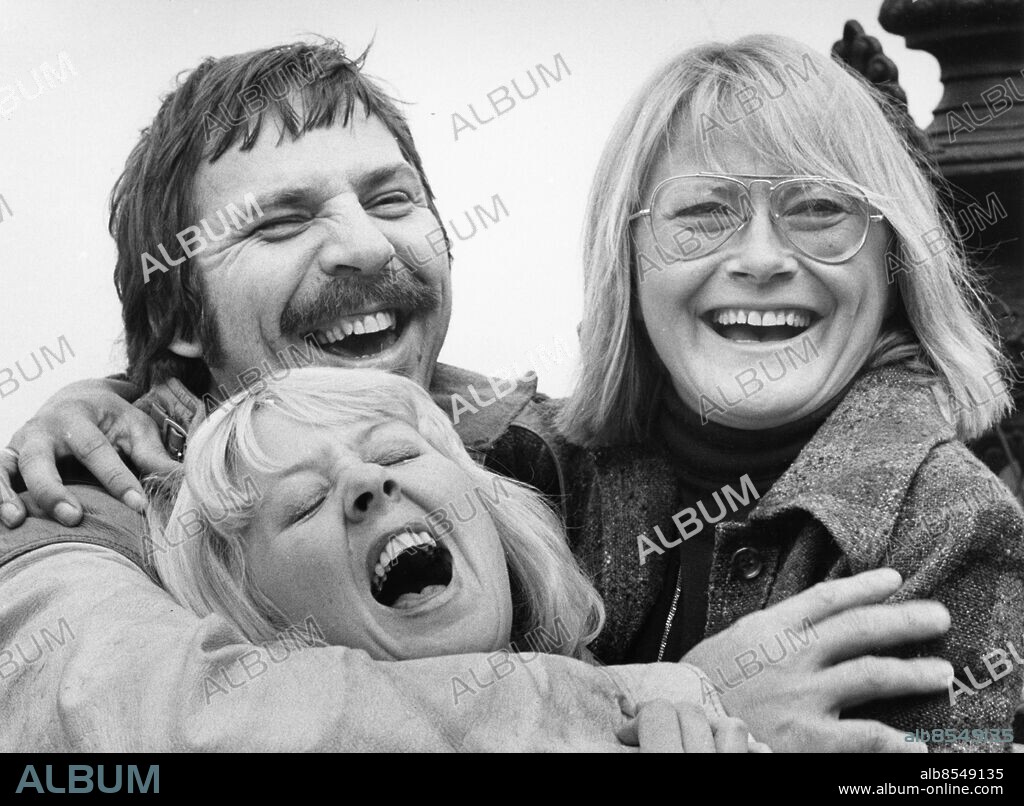 STOCKHOLM 1975-09-11. Skådespelarna Janne "Loffe" Carlsson, Monica Zetterlund och Gunilla Åkesson vid en pressträff inför premiären av nya Kar de Mumma revyn på Mosebacke 11:e september 1975.. Foto: Bertil Ericson / TT / Kod: 1002.