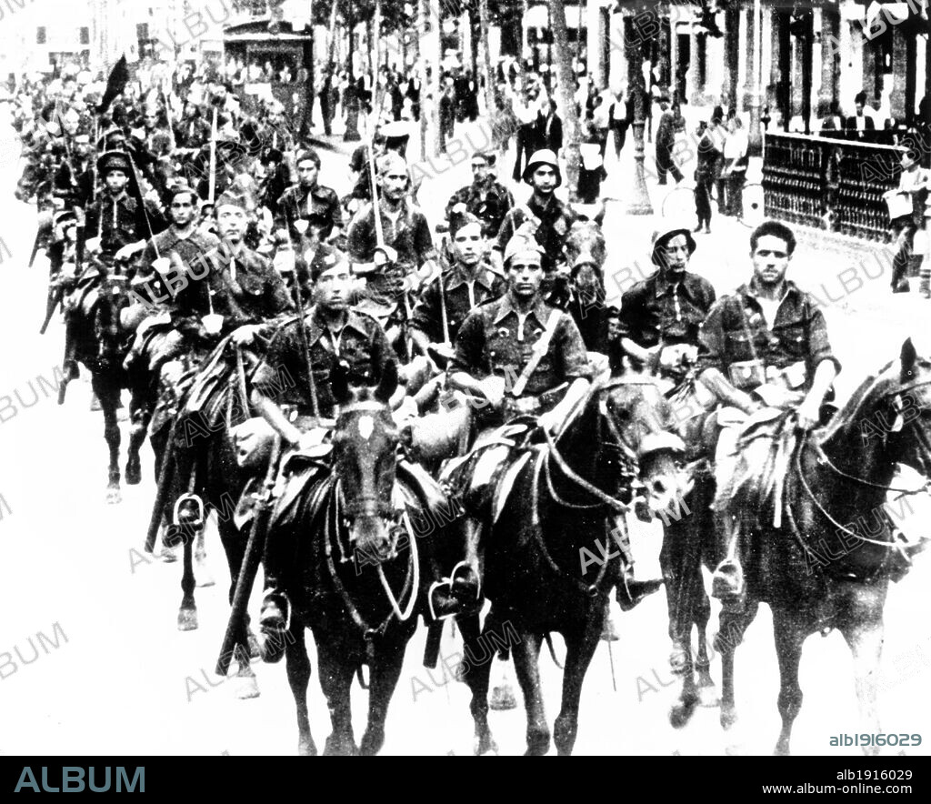Guerra civil española. Columna republicana a caballo hacia el frente de Aragón. Septiembre de 1936.