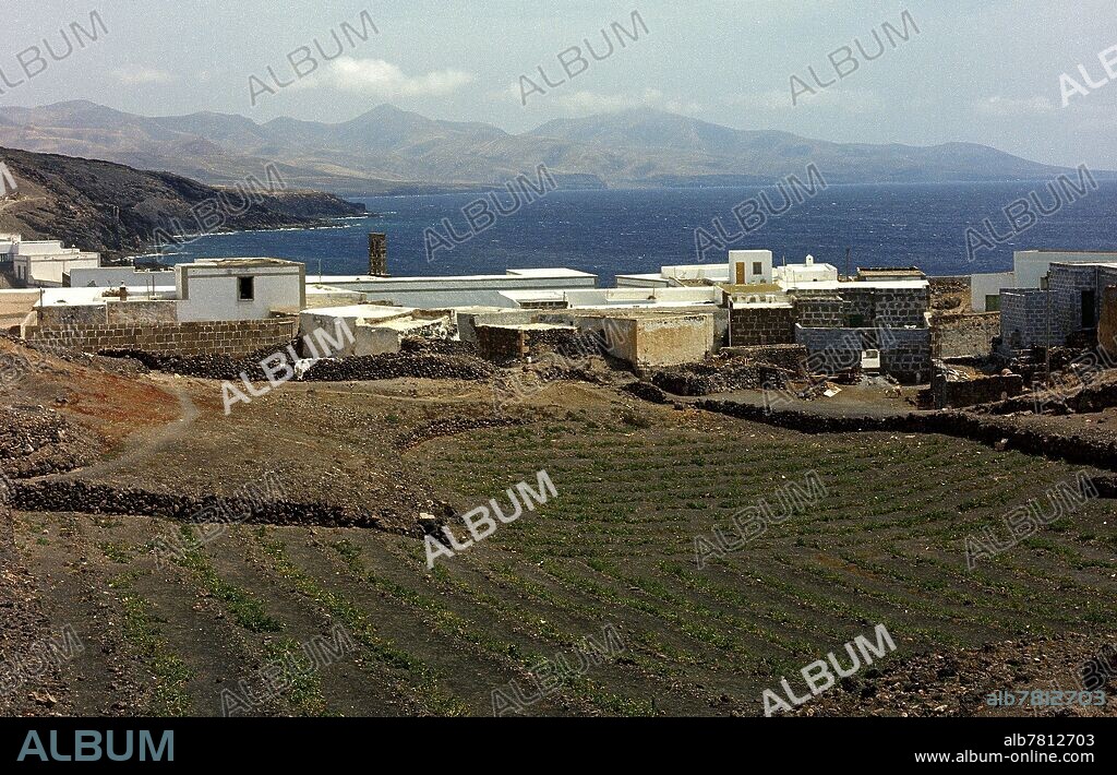 EL PUEBLO CON EL MAR DETRAS - FOTO AÑOS 60.