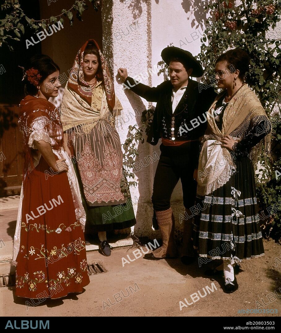 TRAJE REGIONAL MUJERES DE ALMERIA CON HOMBRE GRANADI.