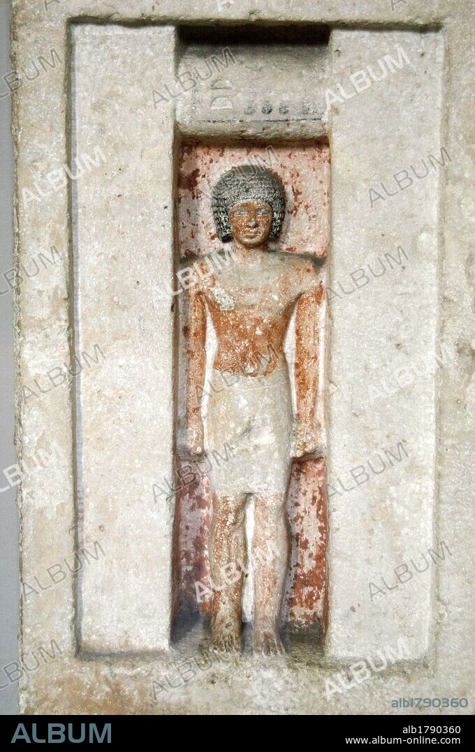 ARTE EGIPCIO. IMPERIO ANTIGUO. QUINTA DINASTIA. FALSA PUERTA DE BATETI en piedra caliza. Fechada hacia el año 2400 a. C. La figura del interior del nicho representa al difunto saliendo de su sepultura para recibir sus ofrendas. Museo Británico. Londres. Inglaterra. Reino Unido.