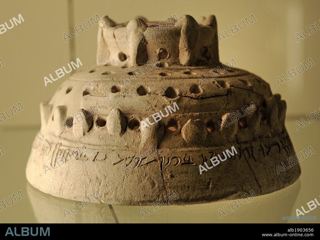 ARTE ANTIGUO. MESOPOTAMIA. PROXIMO ORIENTE. Tapa de cerámica de un INCENSARIO con inscripciones escritas en ARAMEO (lengua semita). Fechado entre el S. I a. C. al II d. C. Museo de Pérgamo (Isla de los Museos). Berlín. Alemania. Europa.