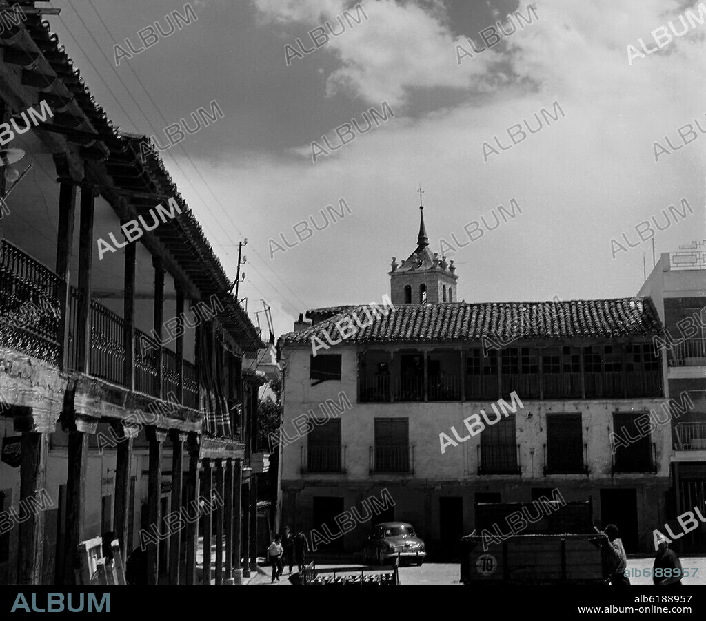 PLAZA MAYOR DE CIEMPOZUELOS CON LA TORRE DE LA IGLESIA DE LA MAGDALENA AL FONDO - FOTOGRAFIA EN BLANCO Y NEGRO - AÑOS 50.