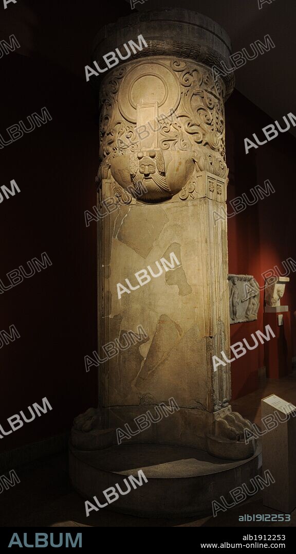 ARTE. GRIEGO-HELENICO. TURQUIA. Trípode monumetal de "BOULEUTERION". Reconstruido con los fragmentos originales. Mármol. S. II a. C. Ciudad de Mileto (actual Turquía). El bouleuterion era donde se reunían los "boulé" o consejo de las ciudades griegas. Museo de Pérgamo (Isla de los Museos). Berlín. Alemania. Europa.