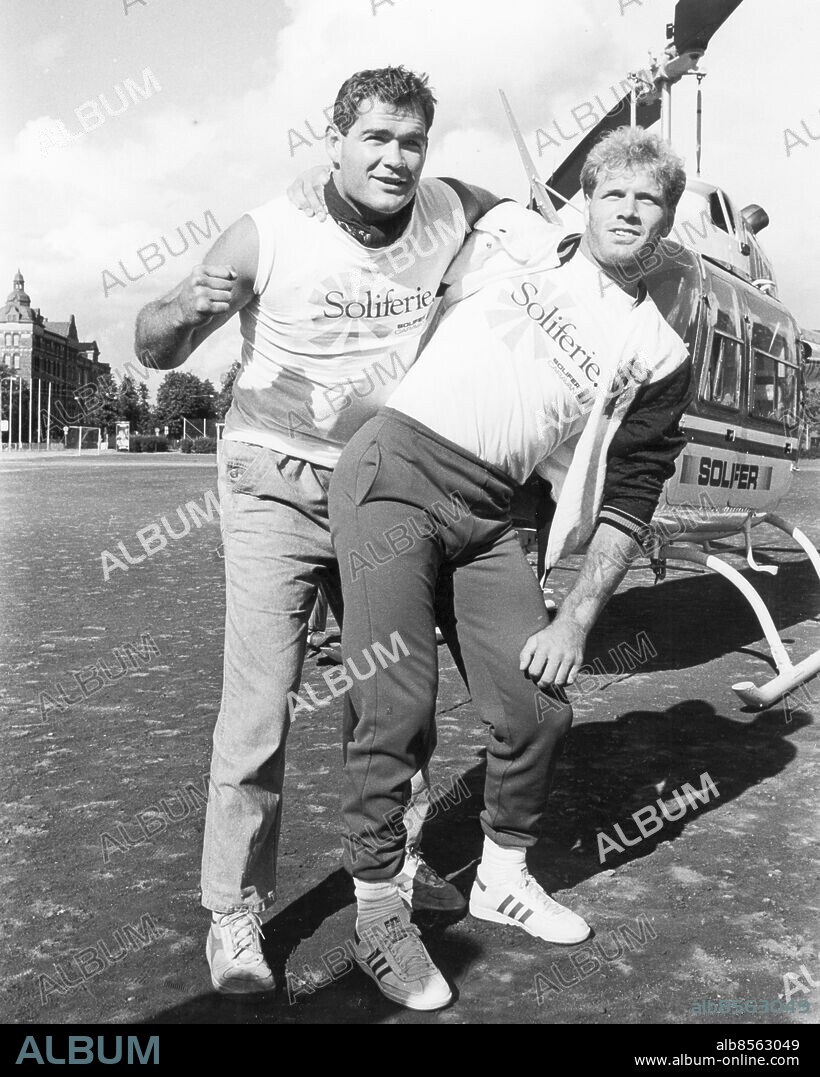 GÖTEBORG 1985-07-21.. Steffen Tangstad - norsk professionell boxare, här tillsammans med brottaren Frank Andersson vid en helikopter på Heden. *** Local Caption *** GP Foto: Anders Hesslegård / Kamerareportage / TT / Kod: 2524.