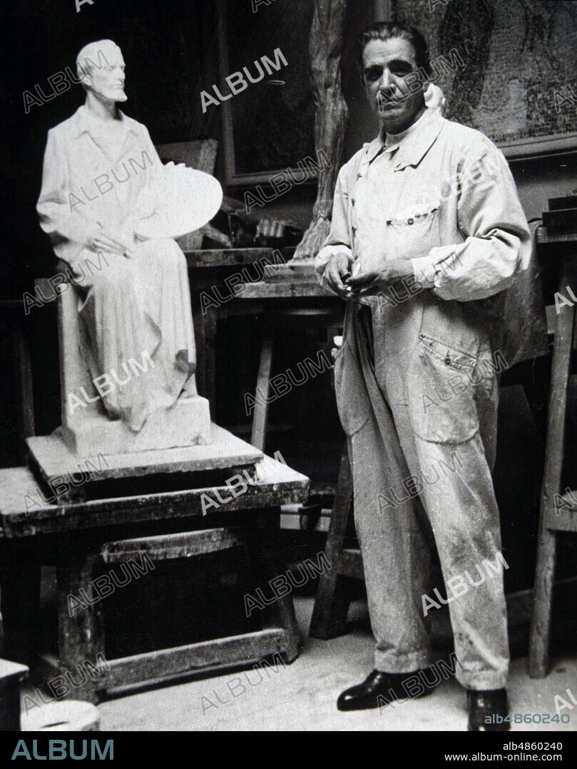 INURRIA, MATEO. ESCULTOR ESPAÑOL CORDOBA 1869-1924. REPRODUCCION FOTO EN SU ESTUDIO DE MADRID ANTE EL BOCETO DEL MONUMENTO AL PINTOR EDUARDO ROSALES.