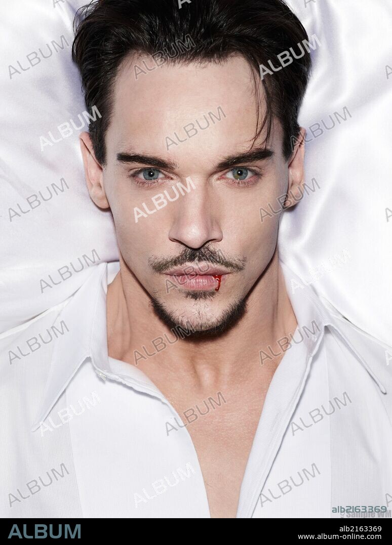 JONATHAN RHYS MEYERS en DRACULA, 2013, dirigida por BRIAN KELLY y STEVE SHILL. Copyright NBC.