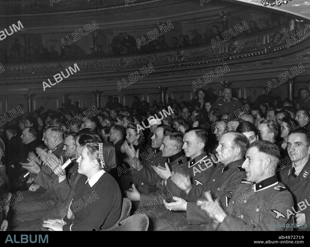 GERMANY BERLIN 1941. Orig. caption ... OPERATE PREMIERE FOR THE INJURED SOLDIERS. The Berlin Metropol Theater, a long-established nursing home of the operetta, is known for its splendid stagings. The war winter of 1941/42 saw the premiere of the Lehar operetta "Der Graf von Luxemburg". (...) 5. Enthusiastically clap the field-gray guests applaud for the glamorous performance. Photo: AB Text & Bilder / SVT / Code: 5600 Note. For full text see original. Folder: Germany during the war: Miscellaneous V85: 1 Slideshow Photo report Applause Entertainment for wounded soldiers sites: BERLIN; GERMANY PhotoDate: 1941 - ?? - ??.
