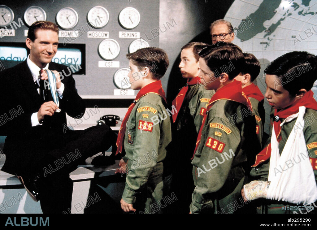 RALPH FIENNES in QUIZ SHOW, 1994, directed by ROBERT REDFORD. Copyright HOLLYWOOD PICTURES.