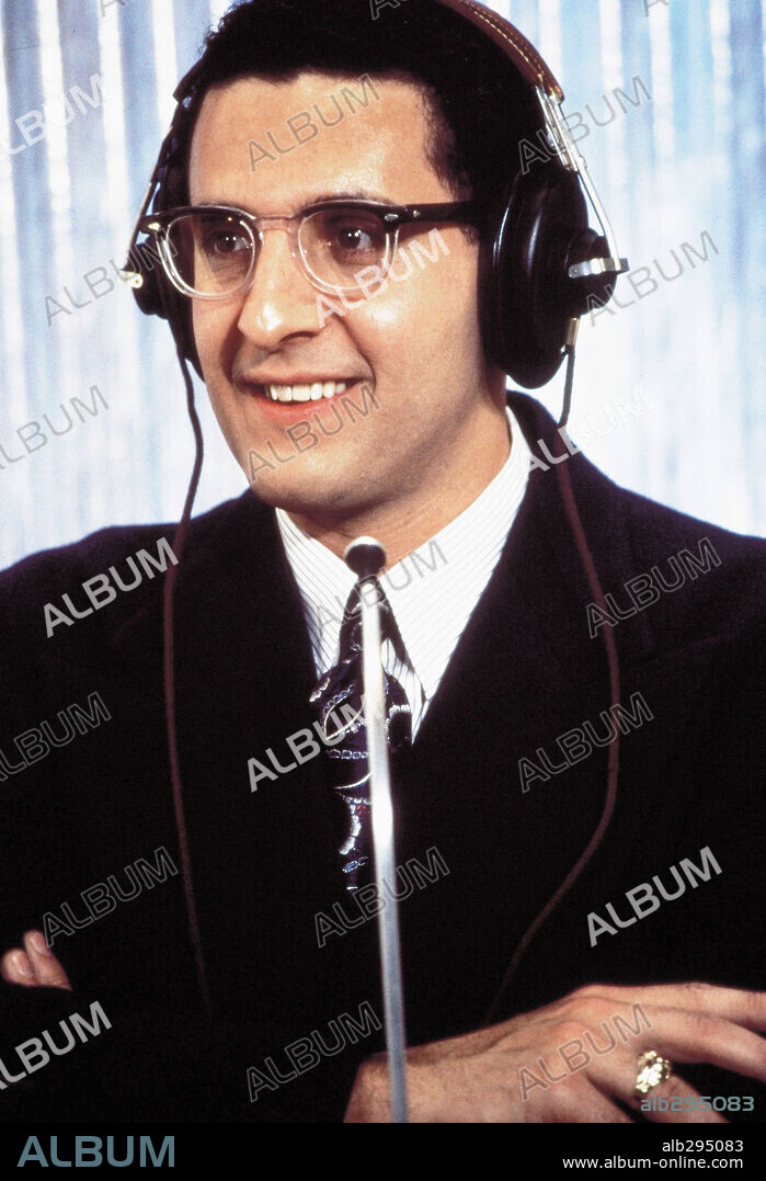 JOHN TURTURRO in QUIZ SHOW, 1994, directed by ROBERT REDFORD. Copyright HOLLYWOOD PICTURES.