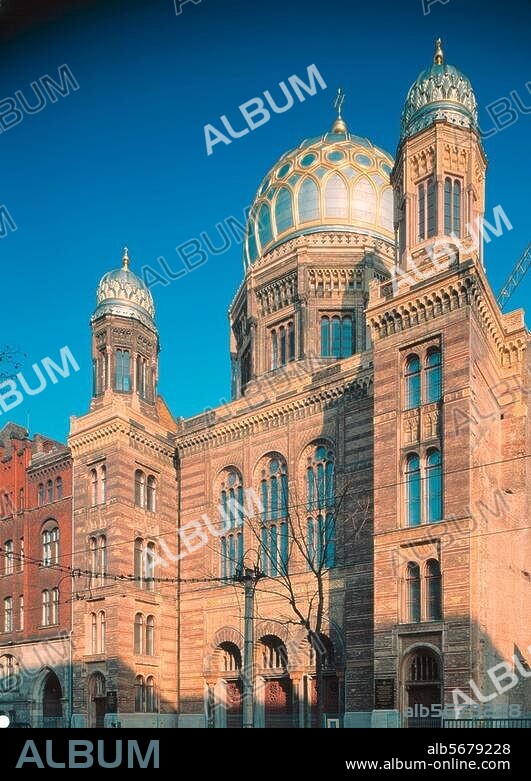 Berlin, Oranienburger Str. Synagogue (built in 1859-66 by Eduard Knoblauch; rebuilt fr. 1988 after its destruction in WWII.). - Exterior view. Photo, October 1991 (Erik Bohr).