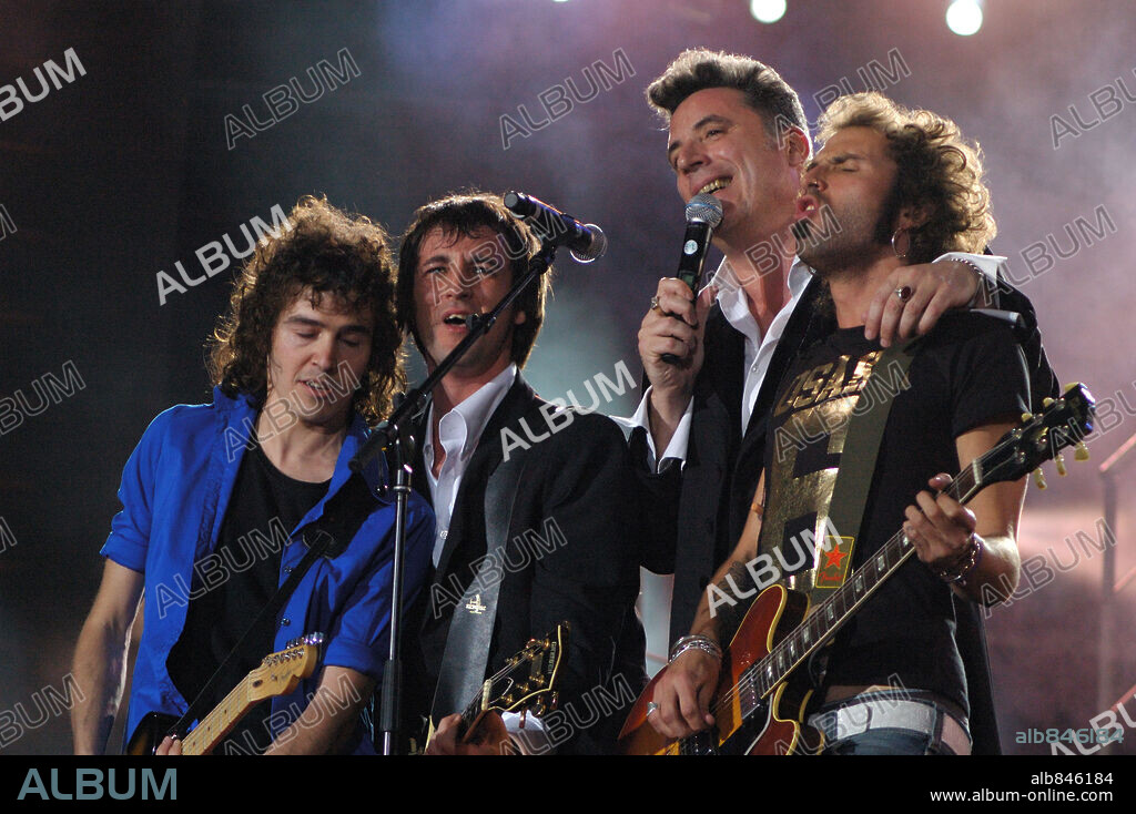 17 / 06 / 2006; Estadio Vicente Calderon. Madrid. Loquillo y Pereza durante el concierto.