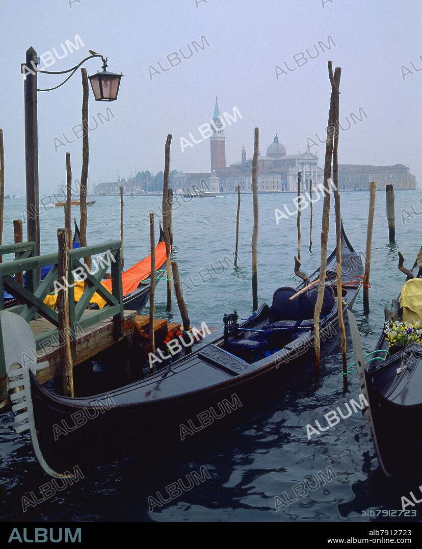 EMBARCADERO CON GONDOLAS Y LA ISLA DE S JORGE MAYOR ENFRENTE.