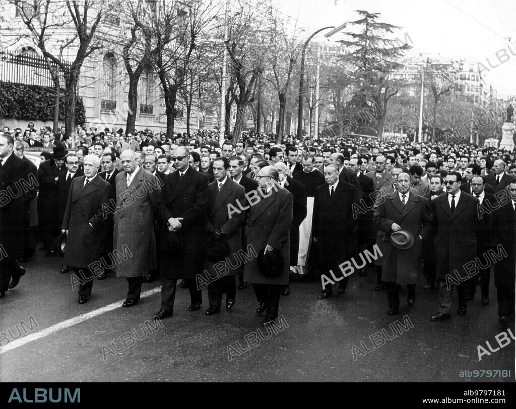 December 6, 1961. Burial of the illustrious banker Mr. Ildefonso Fierro, whose official presidency was made up of the Ministers of the Interior, Army, Finance and Public Works, along with the Minister of Foreign Affairs and the Undersecretary of the Presidency, who do not appear in the photo. His Mortal Remains were buried in the crypt of the Church of La Concepción. Secondly, his Sons, Don Alfonso, Don Arturo and Don Ignacio, with On Ildefonso's Sons-in-Law, in the Family Presidency.