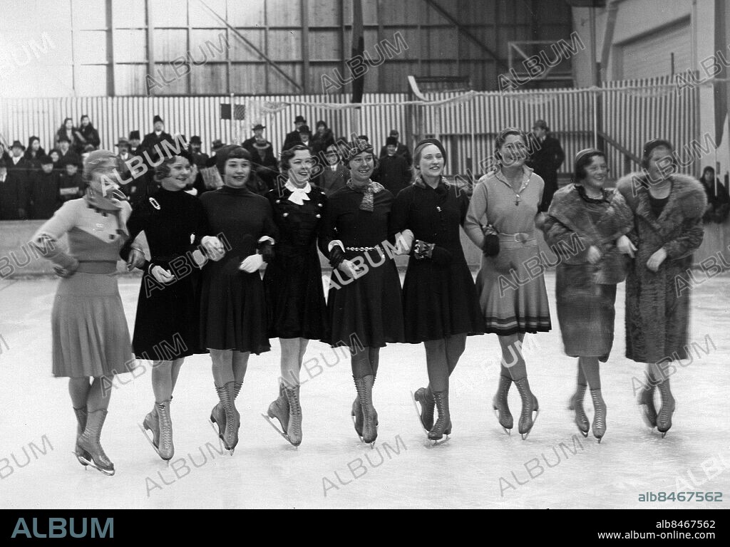 STOCKHOLM 1933-02-11.. VM i konståkning har börjat på Ispalatset i Stockholm. Här ses några av deltagarna. Från vänster Erna Andersen, Norge, Sonja Henie, Norge, Hilde Holowsky, Österrike, Vivi Ann Hultén, Sverige, Lise Lotte Landbeck, Österrike, Nanna Egedius, Norge, Yvonne de Ligne, Belgien, Megan Taylor, England, och Cecilia Colledge, England.. Foto: AB Text & Bilder / SVT / Kod: 5600. Engelsk originalbildtext.. Mapp: V.M. i konståkning, damer. Ispalatset Stockholm 11 febr. 1933 I:38 1/2d. På rad Vintersport.