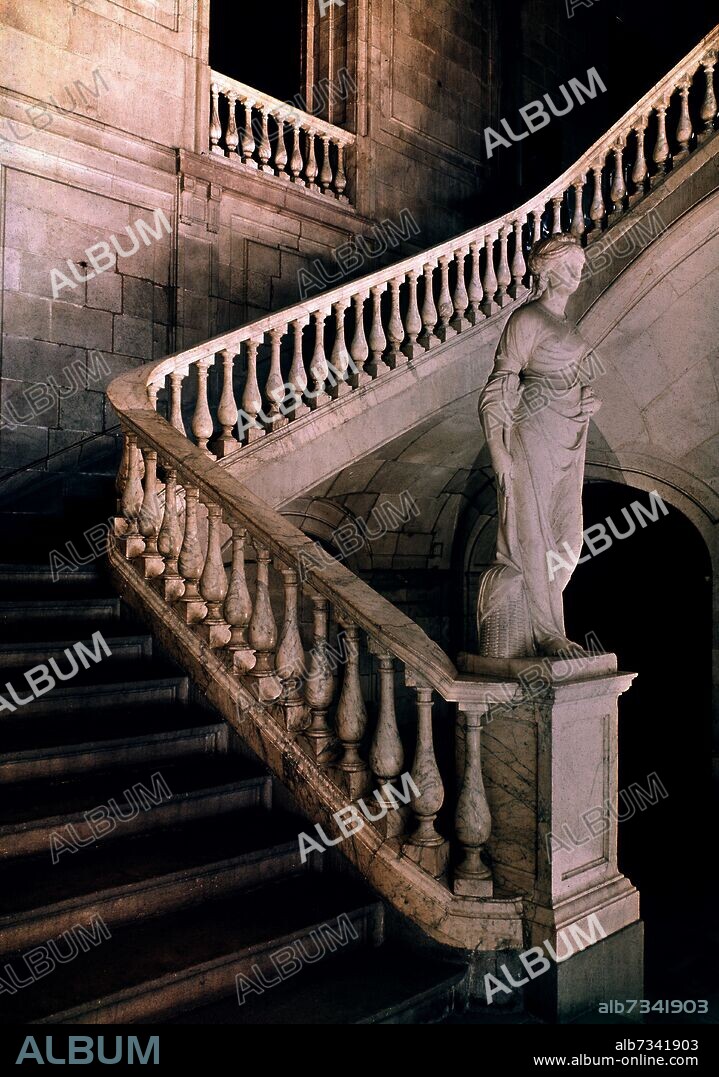 ESCALERA DE TIPO IMPERIAL.