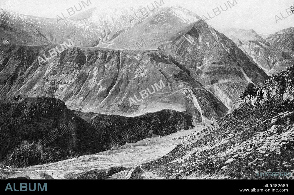 Kaukasus, Georgische (Grusinische) Heerstraße. (Straße von Ordschonikidse nach Tiflis; 208 km lang; 1799 dem Verkehr übergeben). Abschnitt: Aufstiegsstraße. Photographie, um 1890.