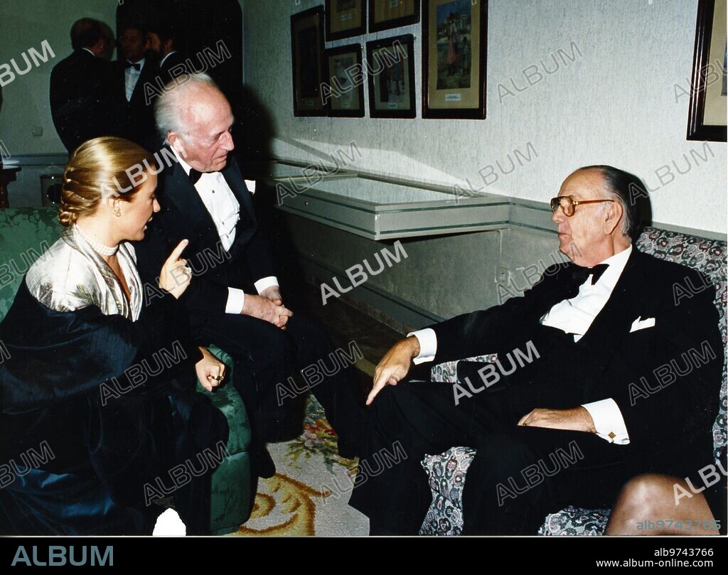 1992. Antonio Mingote con Camilo José Cela y Marina Castaño en la casa de Abc.