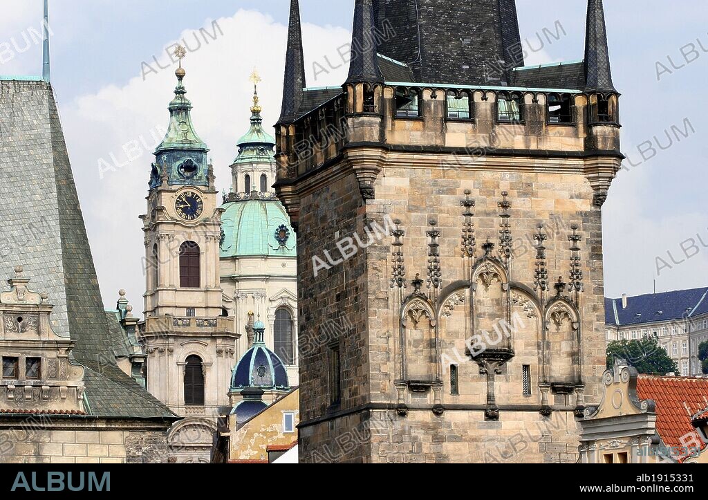 REPUBLICA CHECA. PRAGA (PRAHA)). Vista de la Ciudad Pequeña (Malá Strana). Al fondo destaca la torre y cúpula de la Iglesia barroca de San Nicolás. En primer término torres góticas del Puente de Carlos. Centro Europa.