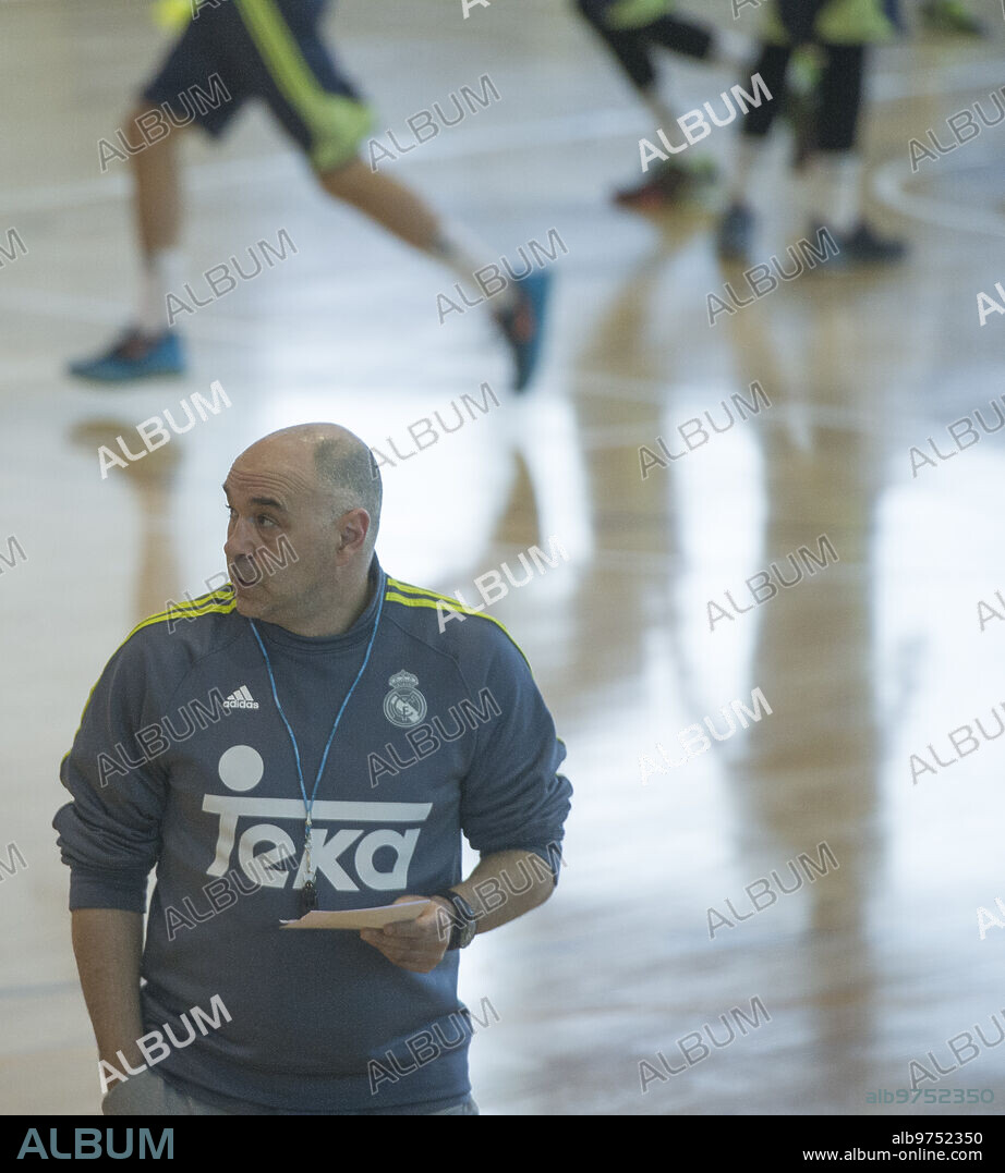 Pozuelo de Alarcón (Madrid), 26/12/2015. Entrenamiento del Real Madrid de baloncesto en el pabellón Valle de las Cañas. En la imagen, el entrenador el equipo Pablo Laso. Foto: De San Bernardo ARCHDC.