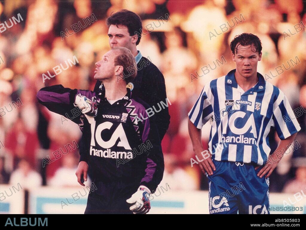 Göteborg 1994-05-19. I den blåvita dressen ses Joakim Björklund, målvakten är Tomas Ravelli *** Local Caption *** GP Foto: SPer Wahlberg. KAMERAREPORTAGE.