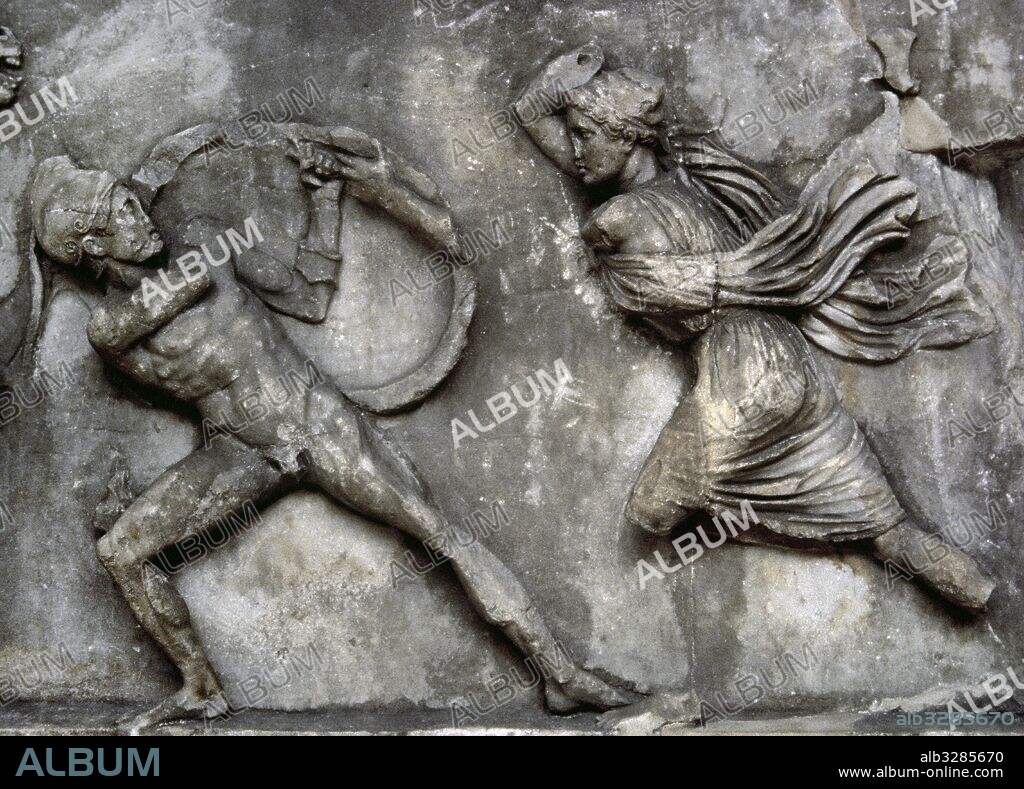 Mausoleo de Halicarnaso (SO. de Turquía). Mandado construir por Artemisa II en honor a su esposo Mausolo (siglo IV a. C.). Fragmento del friso de la fachada oriental con la representación de una amazonomaquia (lucha entre amazonas y griegos). Fechado hacia el año 350 a. C., se atribuye a Scopas. British Museum. Londres. Inglaterra.