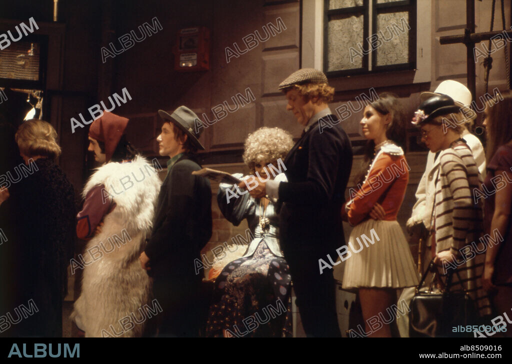 GLASET I ÖRAT AB Svenska Ords revy inspelad på Berns i Stockholm den 7-8 februari 1974 Sänt första gången 1974-10-12 Plisserad kjol Scenkläder Afro persons: TAGE DANIELSSON;LENA NYMAN;GÖSTA EKMAN sites: STOCKHOLM;SVERIGE.