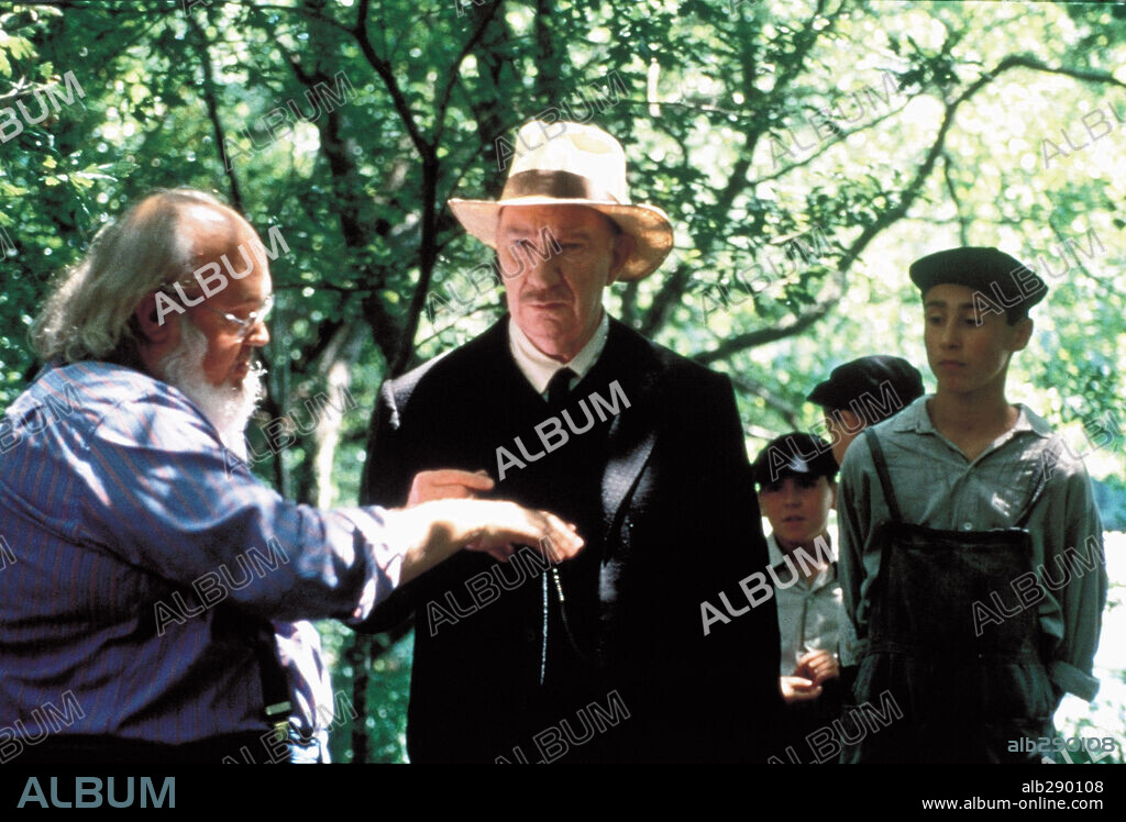 FERNANDO FERNAN GOMEZ y JOSE LUIS CUERDA en LA LENGUA DE LAS MARIPOSAS, 1999, dirigida por JOSE LUIS CUERDA. Copyright WARNER SOGEFILMS.