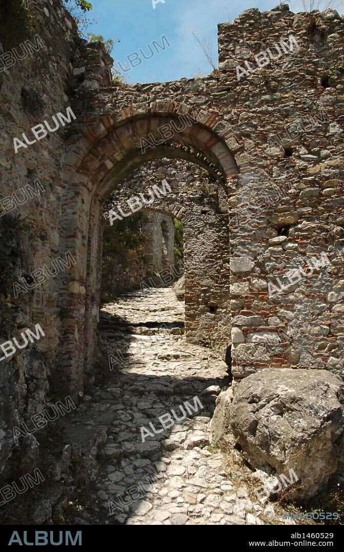 GRECIA. MISTRAS. Vista de la PUERTA DE MONEMVASSIA, entrada fortificada del siglo XIII por la que se accede a la ciudad alta. Provincia de Lakonía. Región del Peloponeso.