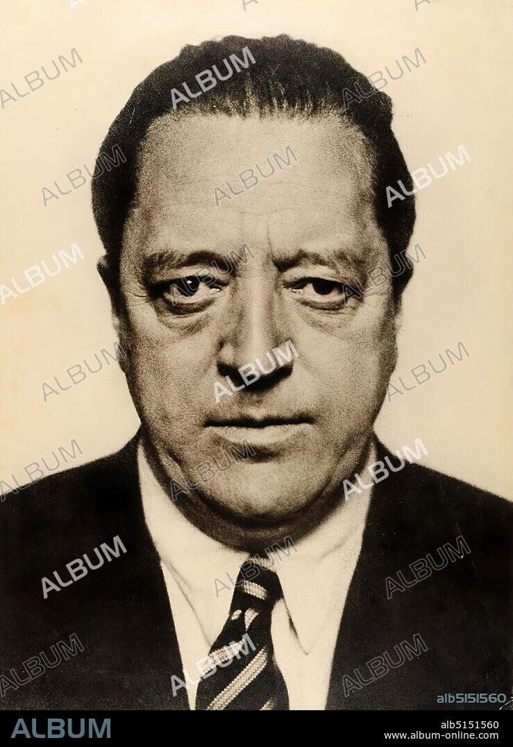 Hugo Erfurth, Ludwig Mies van der Rohe, paper, oil print, image size: height: 38,4 cm; width: 27,6 cm, label: cardboard verso: top left in typescript: Hugo Erfurth added by hand in lead: Mies v. d. Rohe; lower right in typescript: HUGO ERFURTH (1874-1948): PORTRAIT MIES VAN DER ROHE, oil print, Inv. No. 263 A, inscribed: cardboard and: in lead: oil print; cabinet 14/15, upper drawer, stamp: cardboard and right: inventory stamp of the Staatliche Landesbildstelle, handwritten in lead supplemented: 263 A, inscribed: Passepartout o.: left in lead: 220; right in lead: 233, portrait photography, portrait, portrait, architect, portrait, self-portrait of an artist, portrait, en face, Maria Ludwig Michael Mies, At the beginning of the 20th century Hugo Erfurth was one of the most famous professional photographers in Germany, alongside Rudolph Dührkoop and Nicola Perscheid. After completing an apprenticeship as a photographer, he opened his own studio in Dresden at the age of only 22. Soon Erfurth orientated himself towards the up-and-coming pictorialist photography, participated in numerous amateur photographic exhibitions from 1894 onwards and managed to make a name for himself both as an artistically ennobled amateur and successful professional photographer. Portraits are central to his work, which he began taking in 1906 in his new studio, a classicist palace, in a stylishly elegant ambience, appealing to the wealthy bourgeoisie. He also produced numerous portraits of famous personalities, including Käthe Kollwitz, Otto Dix and Joachim Ringelnatz. While his studies around 1905 still show full-length figures depicted in an atmospheric way, from the 1920s onward the focus is on the face, which is photographed against a simple monochrome background. Here, his pictorial approach corresponds to the portrait of classical modernism, whereby the technique of oil printing emphasizes the softness and materiality of the pigments and at the same time places the portraits in the art.
