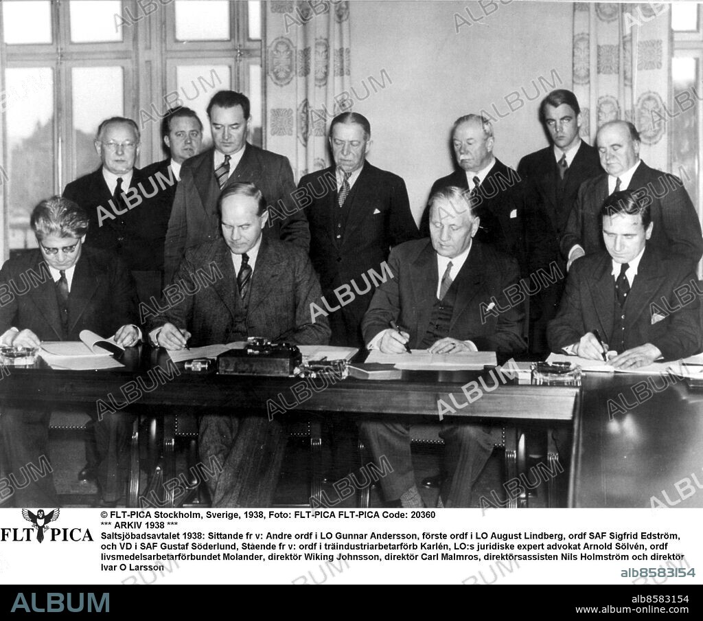 © SCANPIX SWEDEN, Stockholm, Sverige, 1938, Foto: Scanpix SWEDEN Code: 20360. *** ARKIV 1938 ***. Saltsjöbadsavtalet 1938: Sittande fr v: Andre ordf i LO Gunnar Andersson, förste ordförande i LO August Lindberg, ordf SAF Sigfrid Edström, och VD i SAF Gustaf Söderlund, Stående fr v: ordf i träindustriarbetarförb Karlén, LO:s juridiske expert advokat Arnold Sölvén, ordf livsmedelsarbetarförbundet Molander, direktör Wiking Johnsson, direktör Carl Malmros, direktörsassisten Nils Holmström och direktör Ivar O Larsson.