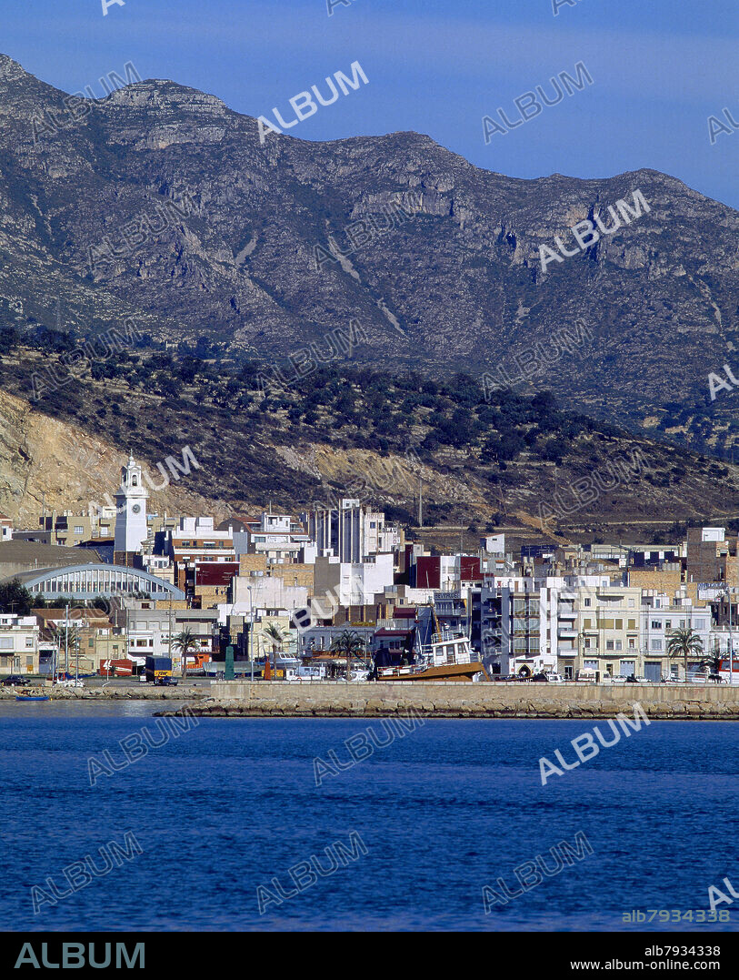 VISTA DE SAN CARLOS DE LA RAPITA AL BORDE DEL MAR Y EL MONTSIA DETRAS.