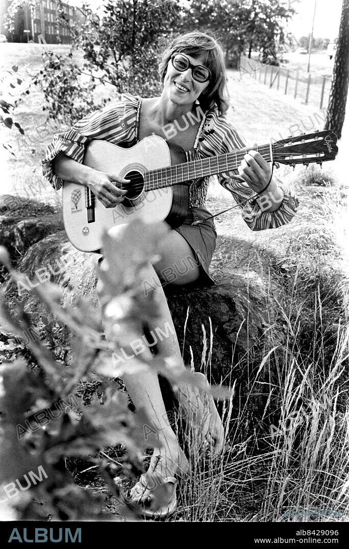 1973-07-09.. Jeja Sundström, sångerska.. Foto: Bo-Aje Mellin / RiR / SVT / Kod: 5600. Reportage publ. i RiR 31/73 sid. 9, 45 inför TV-programmet Sommar med Carl-Anton.. RiR 20899 sv/v neg . Gitarrer Leende.