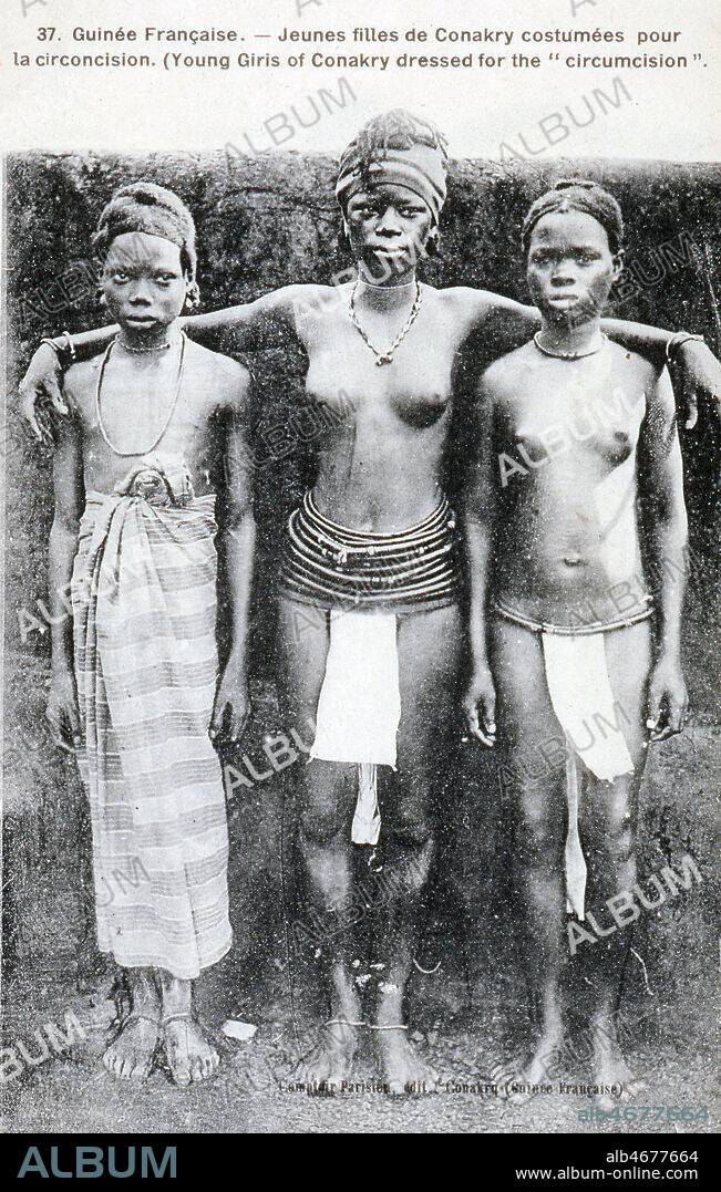 'Guinee francaise : jeunes filles de Conakry costumees pour la circoncision'. Carte postale vers 1910. Credit : Collection IM/KHARBINE-TAPABOR.