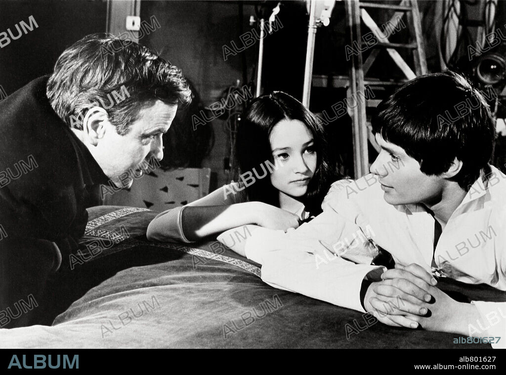 FRANCO ZEFFIRELLI, LEONARD WHITING et OLIVIA HUSSEY dans ROMEO AND JULIET, 1968, réalisé par FRANCO ZEFFIRELLI. Copyright PARAMOUNT PICTURES.
