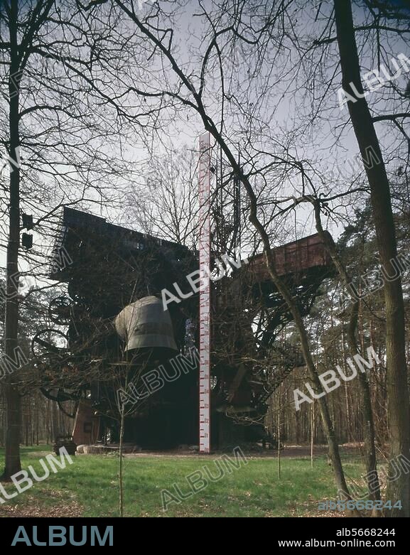 NIKI DE SAINT-PHALLE et JEAN TINGUELY. Milly-la-Forêt (Essonne) Le Cyclope (sculpture, 1969-89 ; sculpteur : Jean Tinguely en collaborations avec 15 autres artistes ; H. 22 m). Vue partielle.