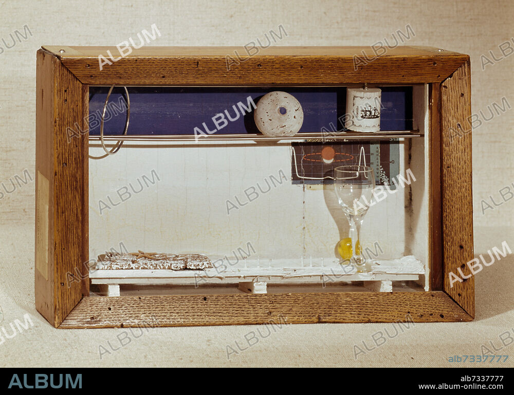 JOSEPH CORNELL. Cornell, Joseph; 1903 - 1972. "Space Object Box", 1959.. Assemblage, Höhe 24,5 cm, Breite 38 cm, Tiefe 9,5 cm. Privatsammlung.