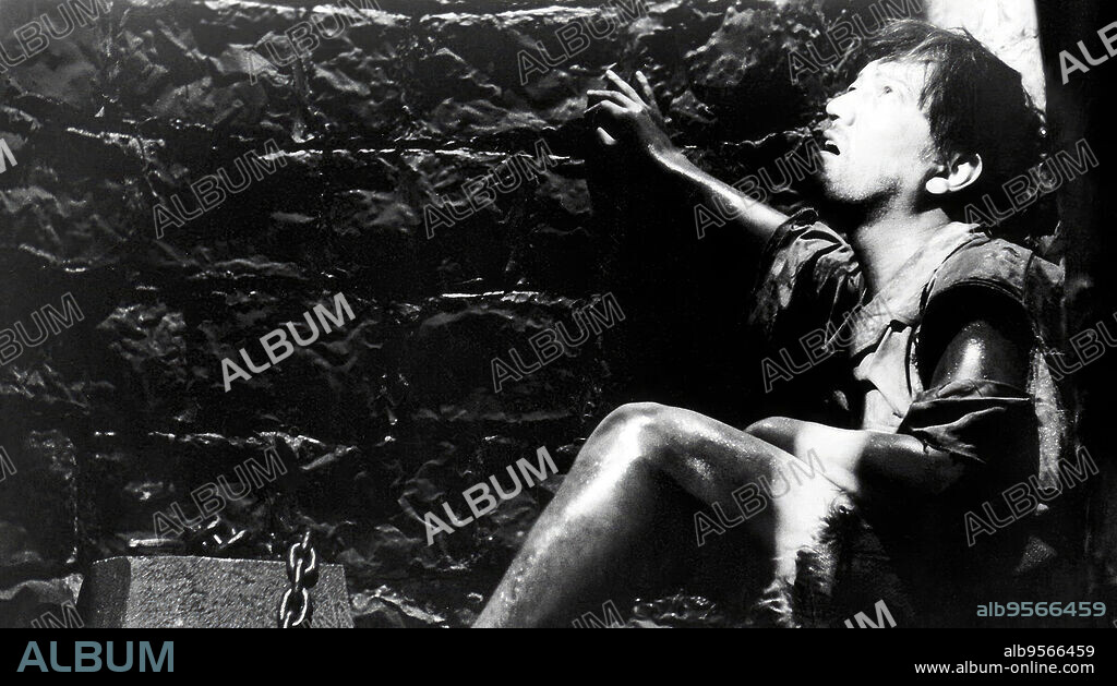 TORAHIKO HAMADA en LA HABITACION AMURALLADA, 1956 (KABE ATSUKI HEYA), dirigida por MASAKI KOBAYASHI. Copyright Shinei Productions.