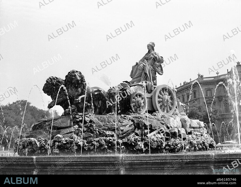 FRANCISCO GUTIERREZ ARRIBAS Y ROBERTO MICHEL. FUENTE DE CIBELES - SIGLO XVIII - FOTOGRAFIA EN BLANCO Y NEGRO - AÑOS 50.