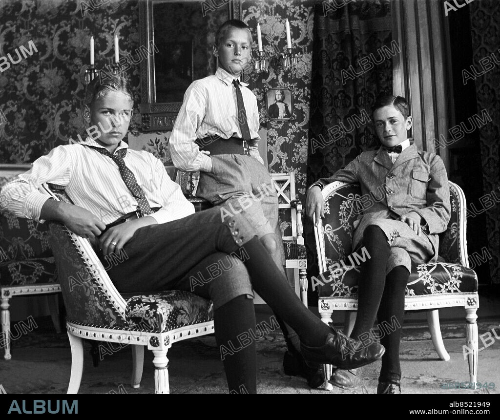 ARKIV 1917 . Henrik Westman, Vidar Forsell och Sven Hermelin i salongen hos John och Gurli Forsell på Engelbrektsgatan 10.. Foto: TT / Kod 1900.