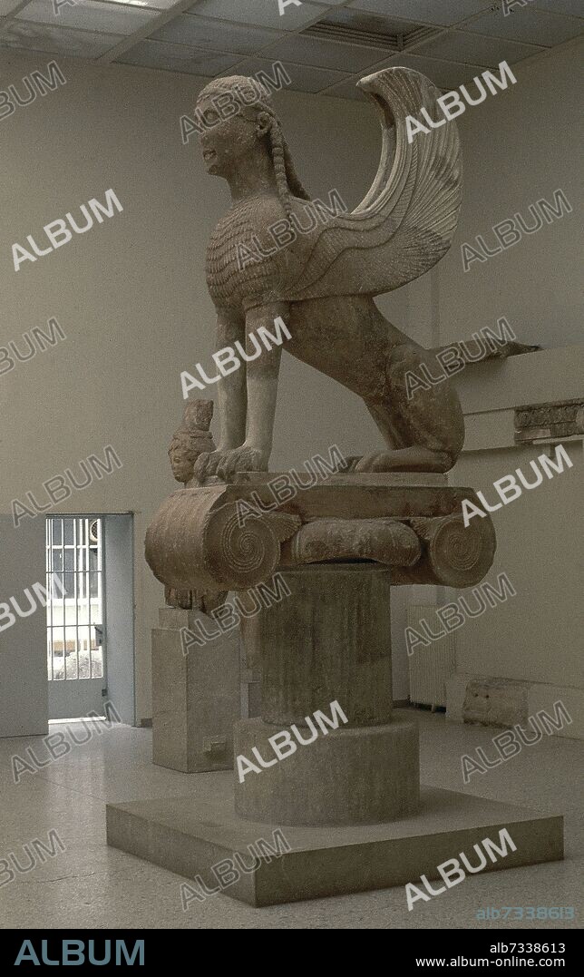 ESFINGE DE NAXOS REALIZADA EN EL AÑO 560 AC - FUE UNA OFRENDA DE SUS HABITANTES REALIZADA EN EL TEMPLO DE APOLO DE DELFOS - 10 METROS D.